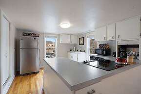 Pine Street Loft –Just steps from Old Town Square!