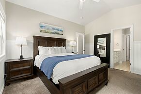 Fabulous Family-friendly Retreat by Windsor Lake!