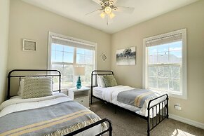 Fabulous Family-friendly Retreat by Windsor Lake!