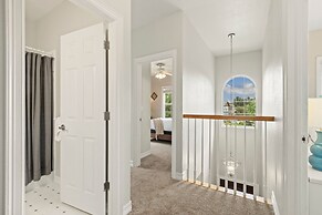 Fabulous Family-friendly Retreat by Windsor Lake!