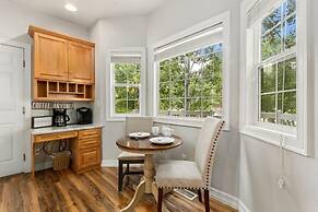 Fabulous Family-friendly Retreat by Windsor Lake!