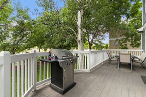 Fabulous Family-friendly Retreat by Windsor Lake!