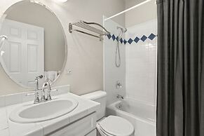 Fabulous Family-friendly Retreat by Windsor Lake!