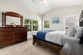 Fabulous Family-friendly Retreat by Windsor Lake!
