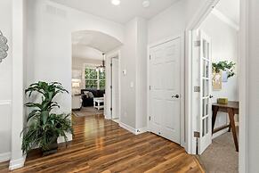 Fabulous Family-friendly Retreat by Windsor Lake!