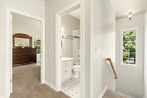 Fabulous Family-friendly Retreat by Windsor Lake!