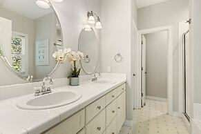 Fabulous Family-friendly Retreat by Windsor Lake!