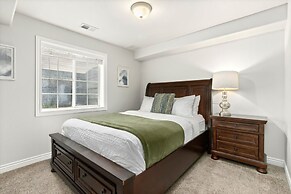 Fabulous Family-friendly Retreat by Windsor Lake!