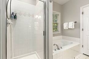 Fabulous Family-friendly Retreat by Windsor Lake!