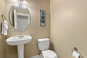 Fabulous Family-friendly Retreat by Windsor Lake!