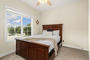 Fabulous Family-friendly Retreat by Windsor Lake!