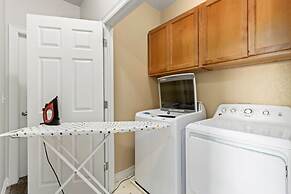 Fabulous Family-friendly Retreat by Windsor Lake!