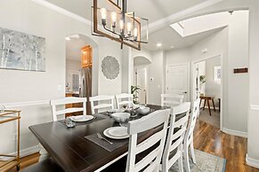 Fabulous Family-friendly Retreat by Windsor Lake!