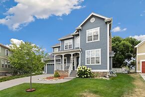 Fabulous Family-friendly Retreat by Windsor Lake!