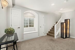 Fabulous Family-friendly Retreat by Windsor Lake!