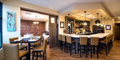 Fabulous Family-friendly Retreat by Windsor Lake!