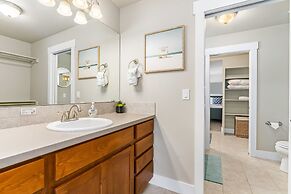 Spacious Home Near River – King Bd, Patio & Garage