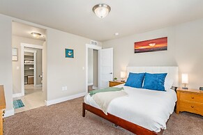 Spacious Home Near River – King Bd, Patio & Garage