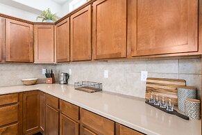 Spacious Home Near River – King Bd, Patio & Garage