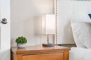 Spacious Home Near River – King Bd, Patio & Garage