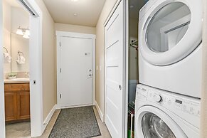 Spacious Home Near River – King Bd, Patio & Garage