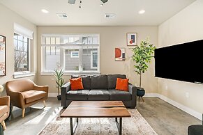 Spacious Home Near River – King Bd, Patio & Garage