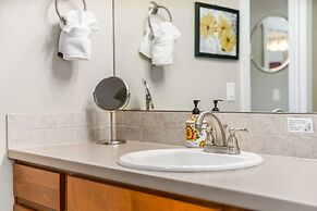 Spacious Home Near River – King Bd, Patio & Garage