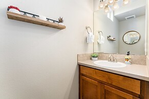 Spacious Home Near River – King Bd, Patio & Garage