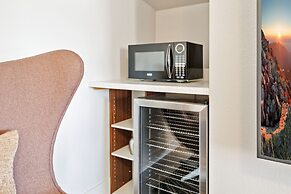 Fancy Townhome Near Old Town, Breweries and River!