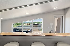 Fancy Townhome Near Old Town, Breweries and River!