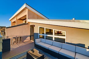 Fancy Townhome Near Old Town, Breweries and River!