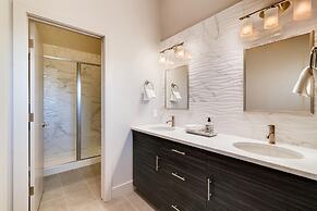 Fancy Townhome Near Old Town, Breweries and River!