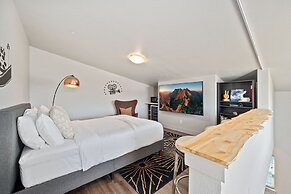 Fancy Townhome Near Old Town, Breweries and River!