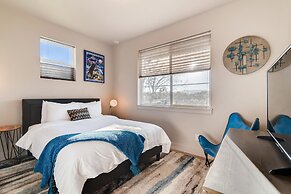 Fancy Townhome Near Old Town, Breweries and River!