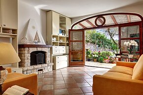 Tulipano - A Charming and Peaceful Hillside Villa With Lovely Views