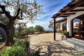 Tulipano - A Charming and Peaceful Hillside Villa With Lovely Views