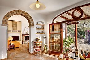 Tulipano - A Charming and Peaceful Hillside Villa With Lovely Views