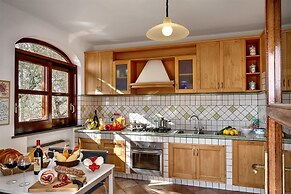 Tulipano - A Charming and Peaceful Hillside Villa With Lovely Views