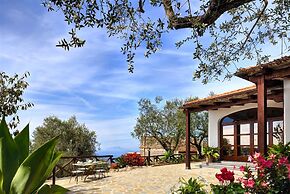 Tulipano - A Charming and Peaceful Hillside Villa With Lovely Views