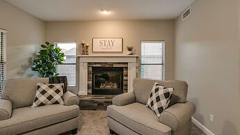 Massive 5 Bdrm Getaway W/pool, Hot Tub, Game Room!