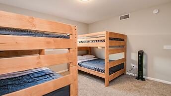 Massive 5 Bdrm Getaway W/pool, Hot Tub, Game Room!