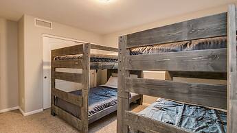 Massive 5 Bdrm Getaway W/pool, Hot Tub, Game Room!