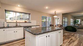 Massive 5 Bdrm Getaway W/pool, Hot Tub, Game Room!