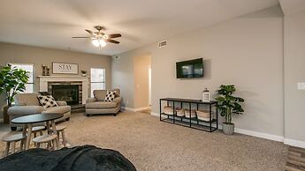 Massive 5 Bdrm Getaway W/pool, Hot Tub, Game Room!