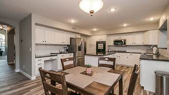 Massive 5 Bdrm Getaway W/pool, Hot Tub, Game Room!