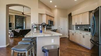 Fabulous 4-bdrm W/breathtaking Views & Pool!