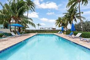 Perfectly Located in the Heart of Seven Mile Beach by RedAwning