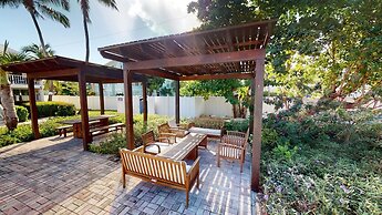 Perfectly Located in the Heart of Seven Mile Beach by RedAwning