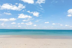 Perfectly Located in the Heart of Seven Mile Beach by RedAwning