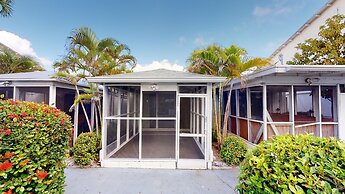 Perfectly Located in the Heart of Seven Mile Beach by RedAwning